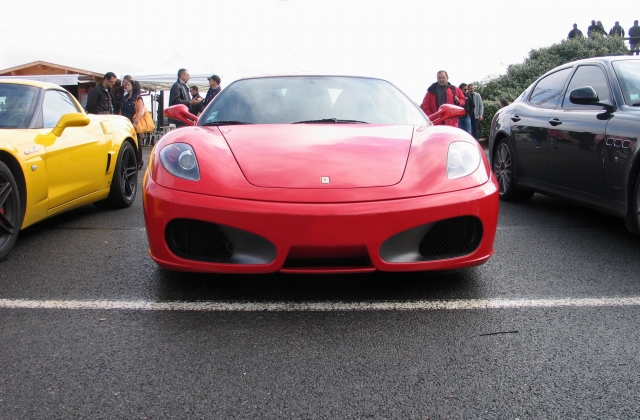 Ferrari F430 di fronte 